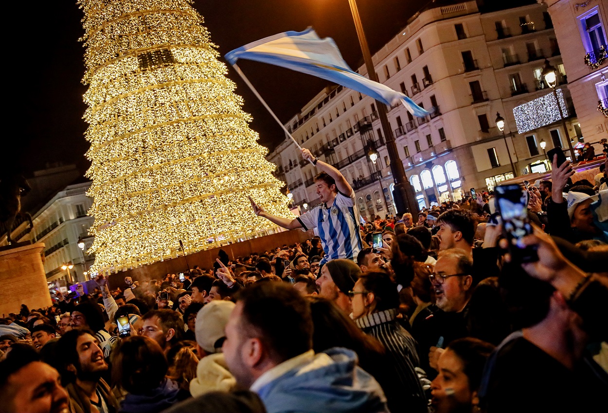 Argentinos en la Puerta del Sol celebrando la victoria del Mundial