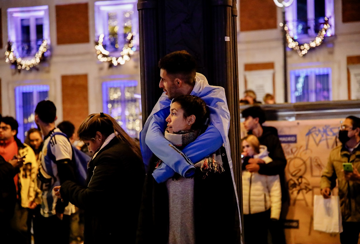 Una pareja argentina celebra la victoria de de su selección en la Puerta del Sol de Madrid. EP