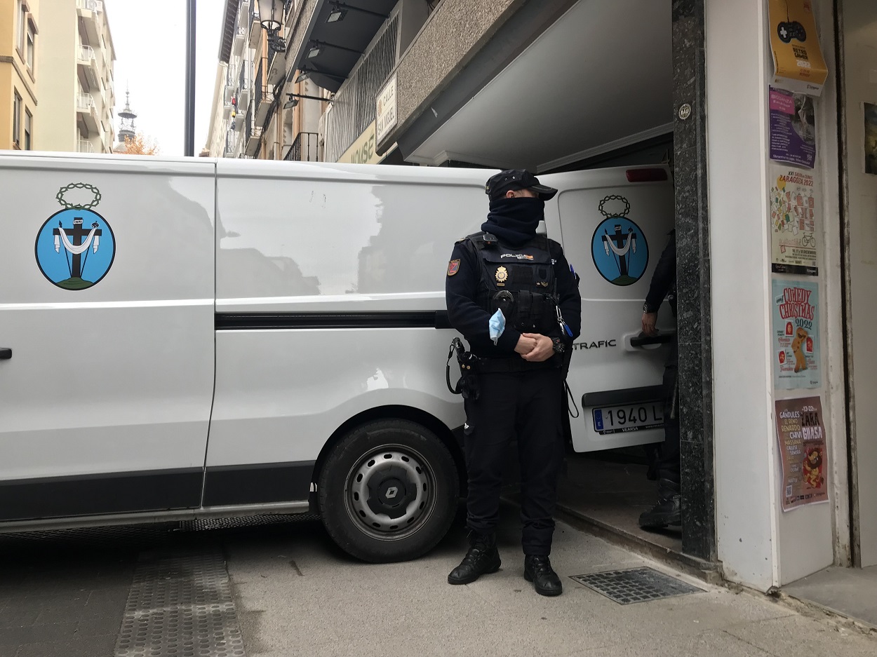 La furgoneta de la Hermandad de la Sangre de Cristo acude al portal de la vivienda donde un hombre ha matado a su mujer, en la calle San Miguel de Zaragoza. EP.