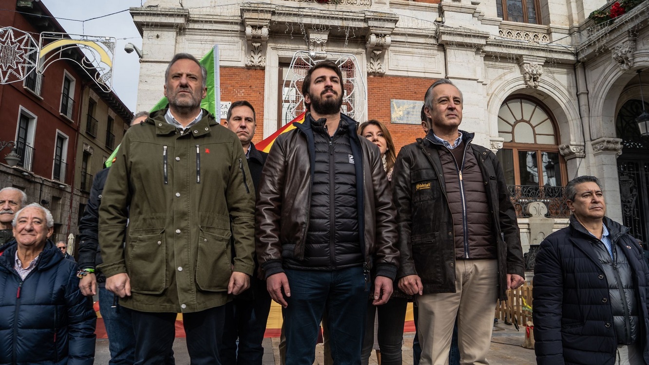 El vicepresidente de Castilla y León, Juan García-Gallardo (centro), junto a otros miembros de Vox, en una imagen de archivo. 