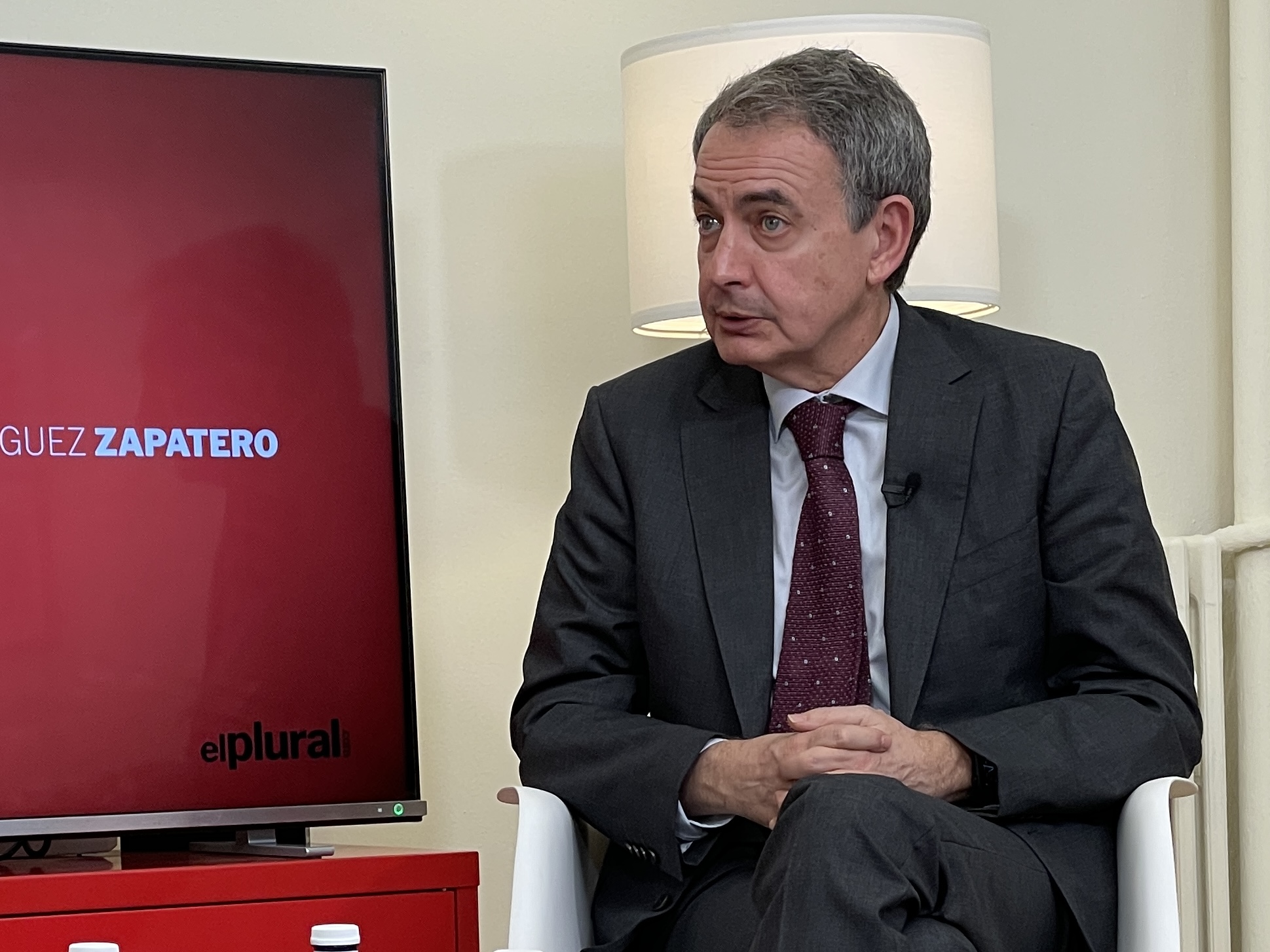 El expresidente José Luis Rodríguez Zapatero durante una entrevista en ElPlural.com. Imagen: Fernando Coto / Jesús Olmedo. 