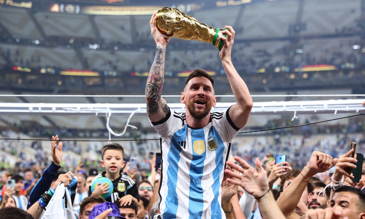 Lionel Messi levanta la Copa del Mundo tras vencer a Francia en el Mundial de Qatar 2022