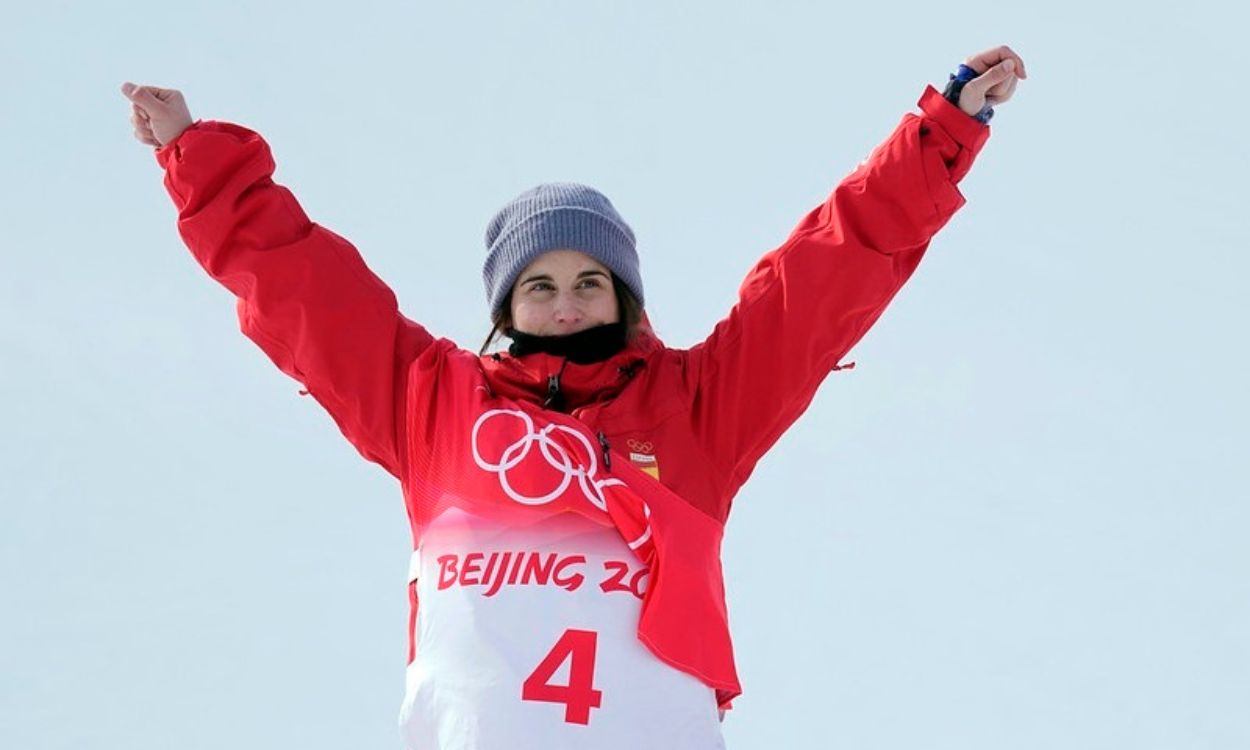 La rider española Queralt Castellet celebra la medalla de plata en los Juegos Olímpicos de Pekín 2022