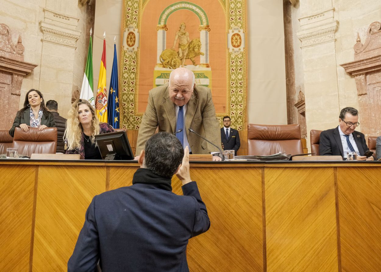 El presidente del Parlamento, Jesús Aguirre, atiende los requerimientos de un diputado, ayer en el Pleno.