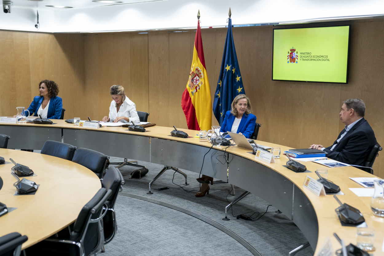 La ministra de Hacienda, María Jesús Montero; la vicepresidenta segunda y ministra de Trabajo y Economía Social, Yolanda Díaz; la vicepresidenta primera y ministra de Asuntos Económicos y Transformación Digital, Nadia Calviño; y el ministro de Agricultura, Pesca y Alimentación, Luis Planas. EP