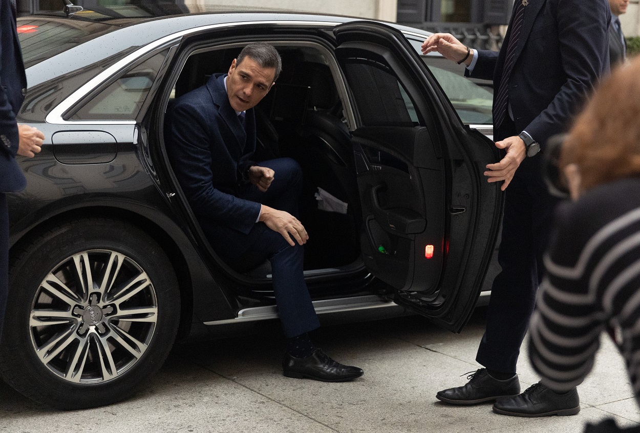 Pedro Sánchez, saliendo del coche a su llegada al Congreso. EP