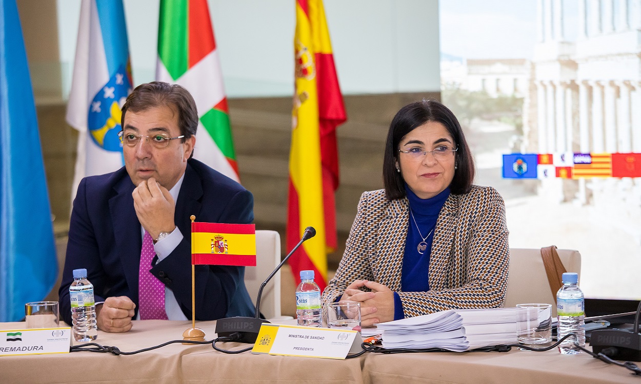 El presidente de Extremadura, Guillermo Fernández Vara, y la ministra de Sanidad, Carolina Darias