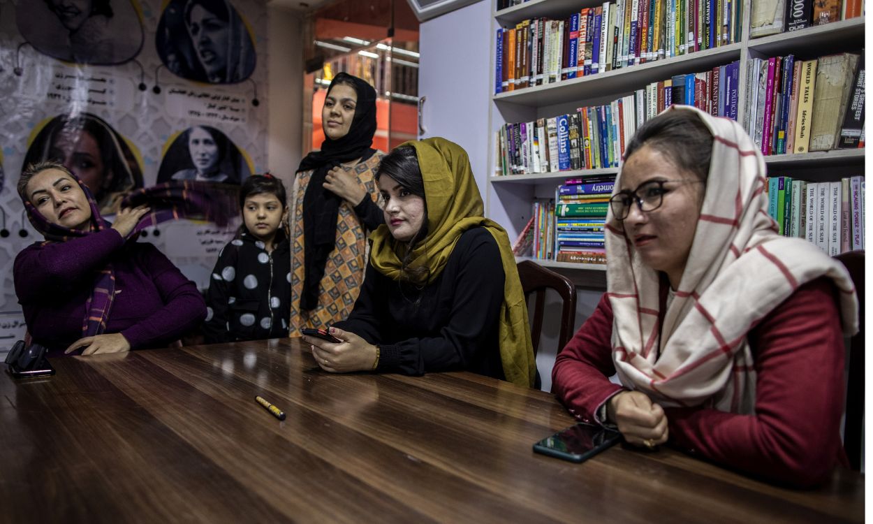 Mujeres afganas en una librería. EP.