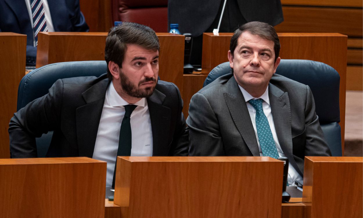 El vicepresidente de la Junta, Juan García Gallardo, y el presidente de la Junta de Castilla y León, Alfonso Fernández Mañueco, en las Cortes de Castilla y León