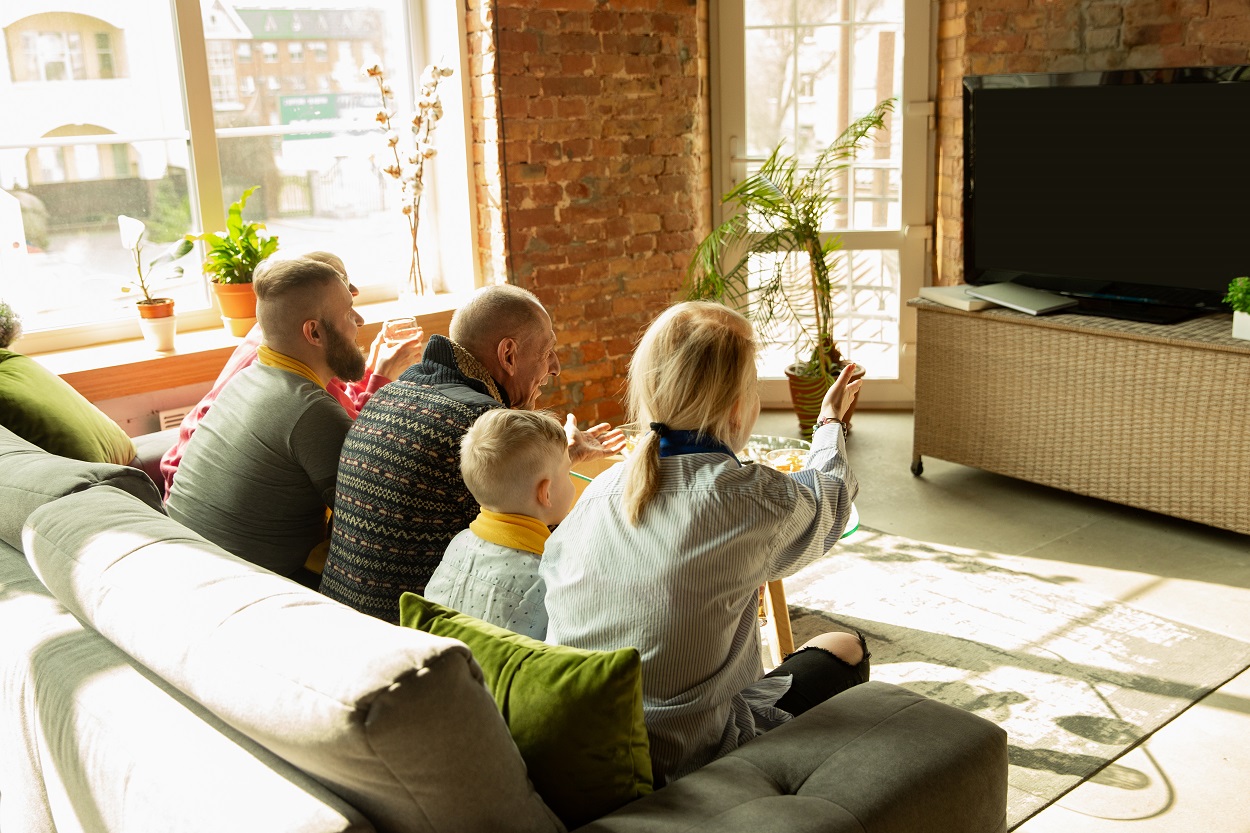 Imagen de recurso de una familia viendo la televisión. Freepik.
