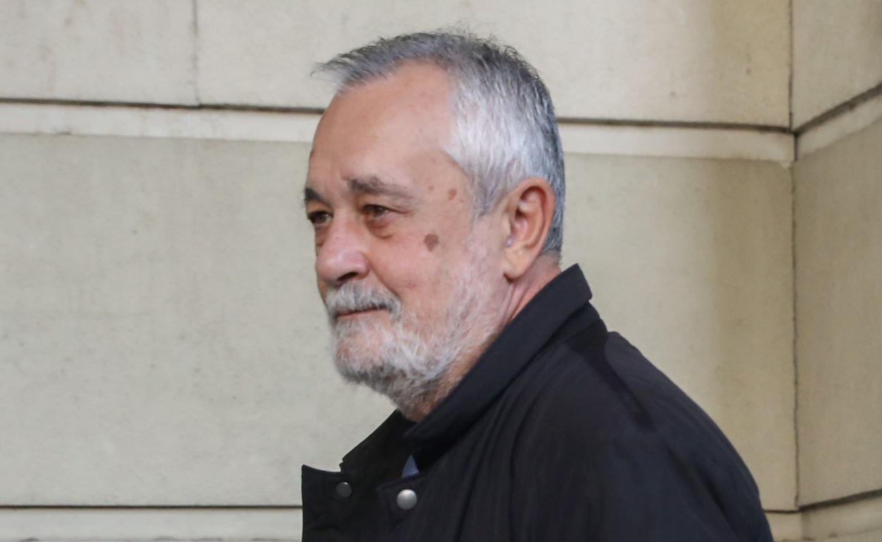 El expresidente andaluz José Antonio Griñán, llegando a la Audiencia de Sevilla durante el juicio de los ERE. MARÍA JOSÉ LÓPEZ/EP