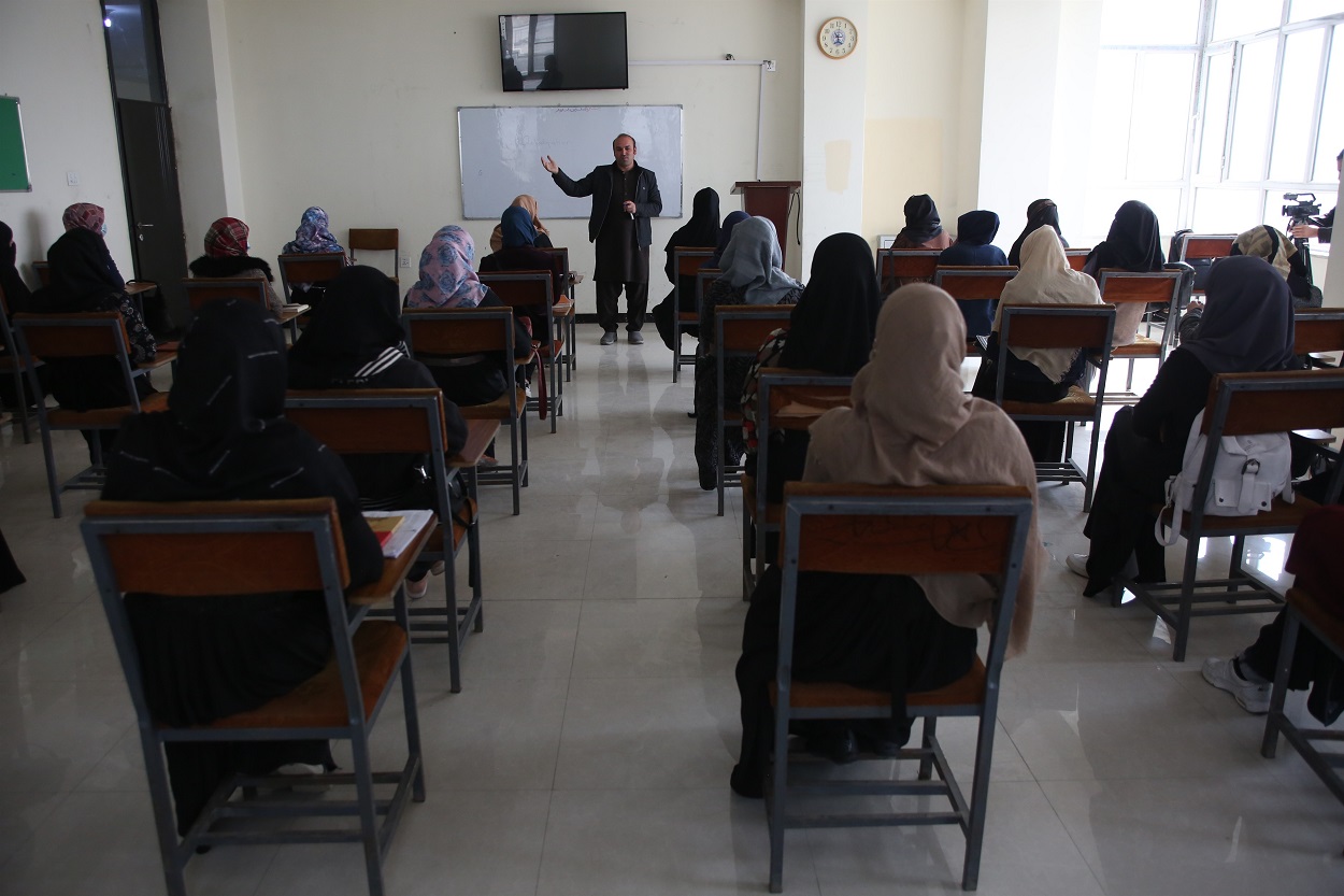Mujeres en una universidad en Kabul, Afganistán. EP.