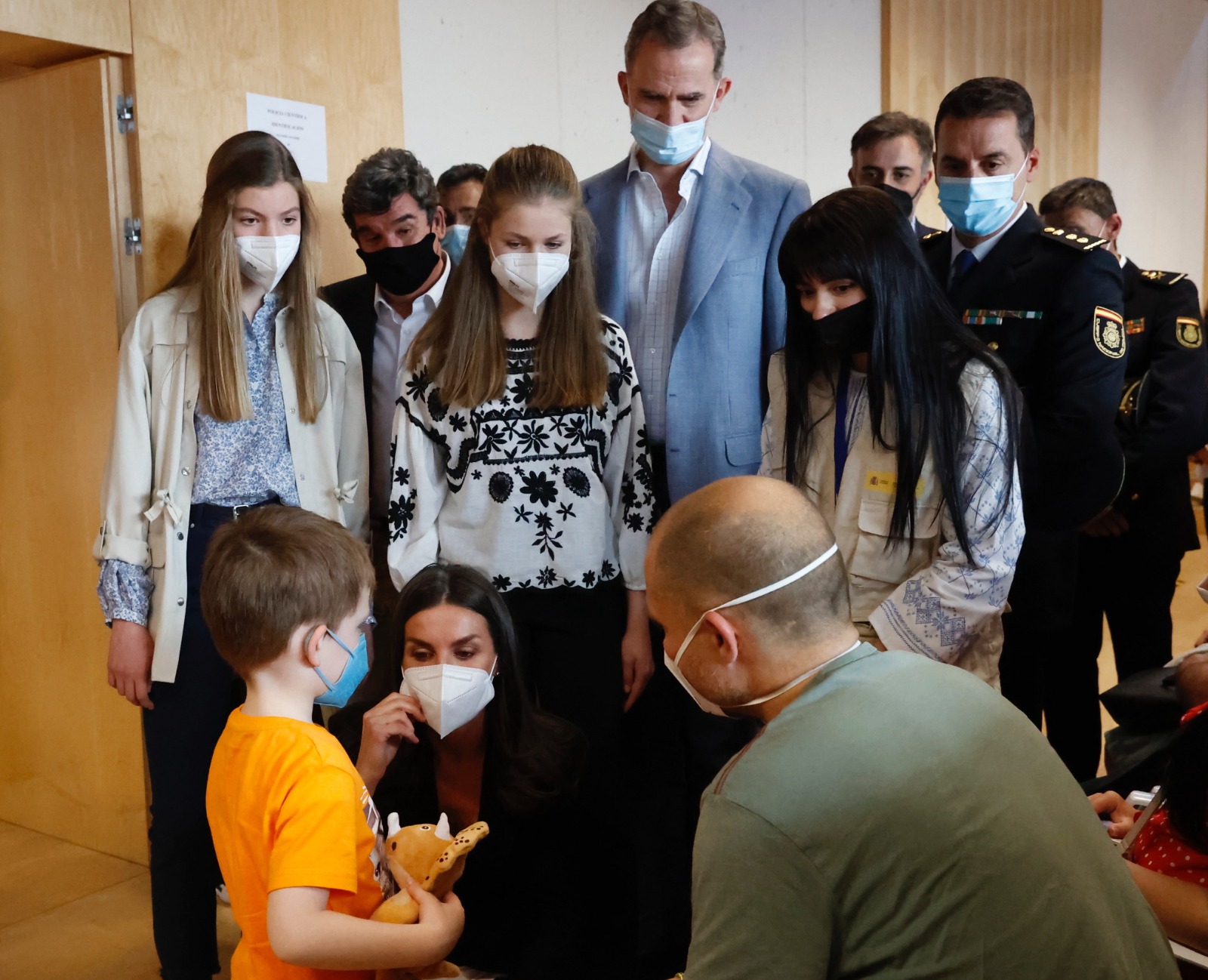 La Familia Real con familias refugiadas ucranianas, en el Centro de Recepción, Atención y Derivación (CREADE)