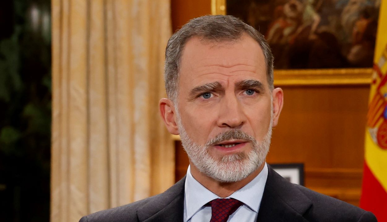 El rey Felipe VI pronunciando su tradicional discurso de Nochebuena, en el Palacio de la Zarzuela. POOL