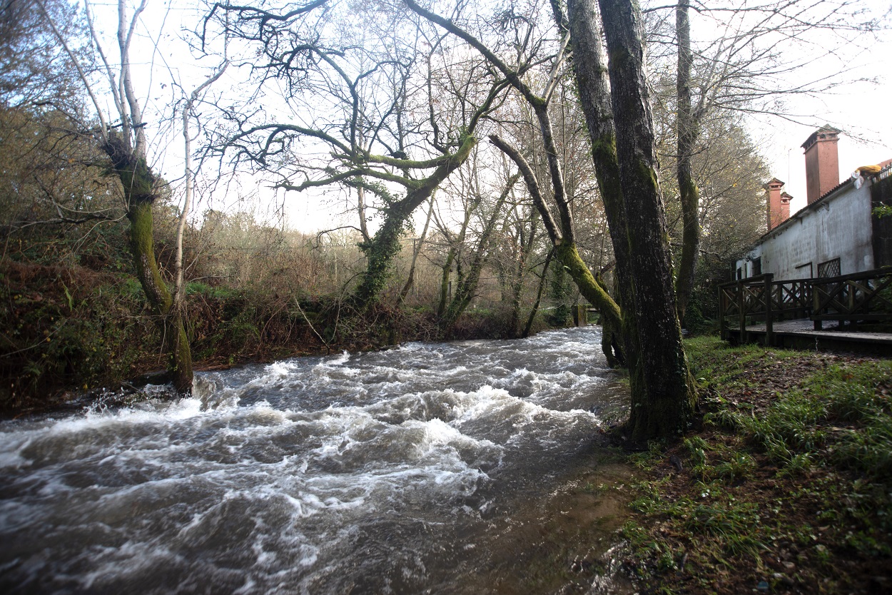 Imágenes del desbordamiento del río Tea, a 20 de diciembre de 2022, en Mondariz, Pontevedra. EP