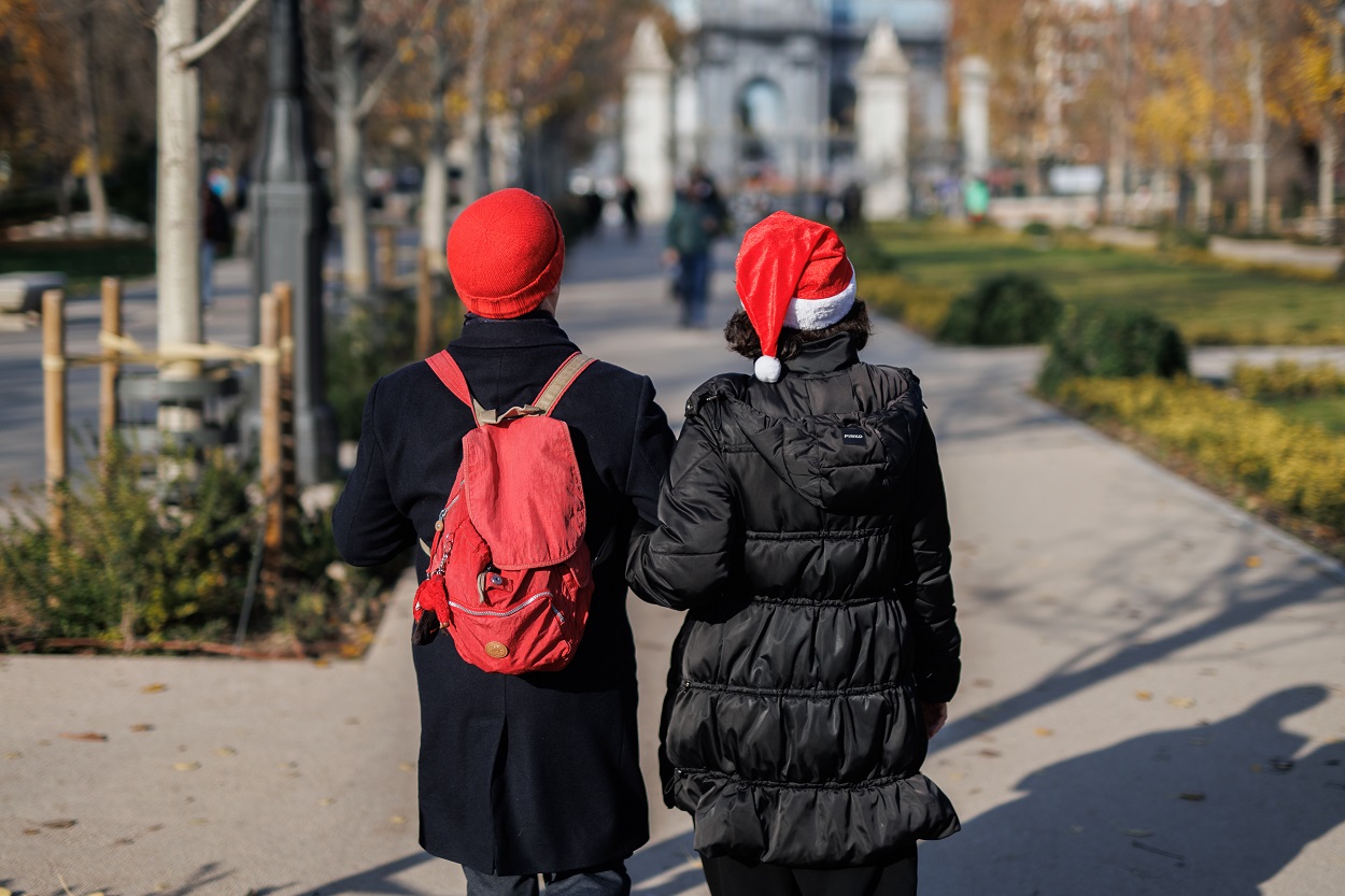 Una pareja pasea por el Parque del Retiro durante la Navidad. EP
