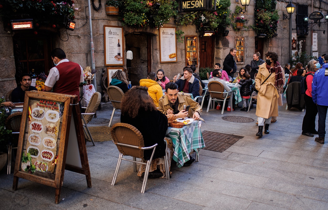 Varias personas en una terraza