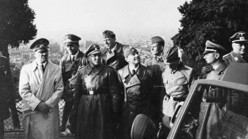Martin Bormann, a la izquierda de Adolf Hitler, en París, junio de 1940. Wikipedia