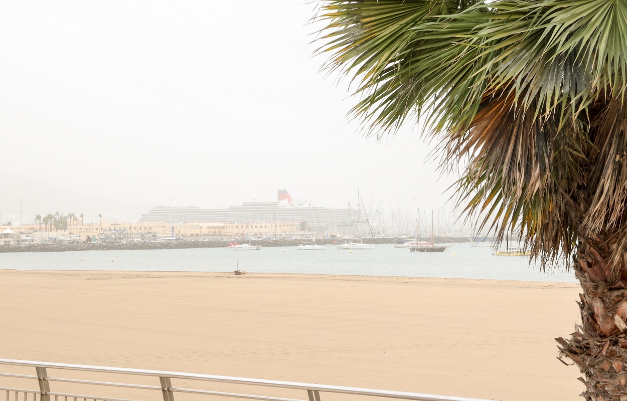 Una playa con calima en Las Palmas de Gran Canaria