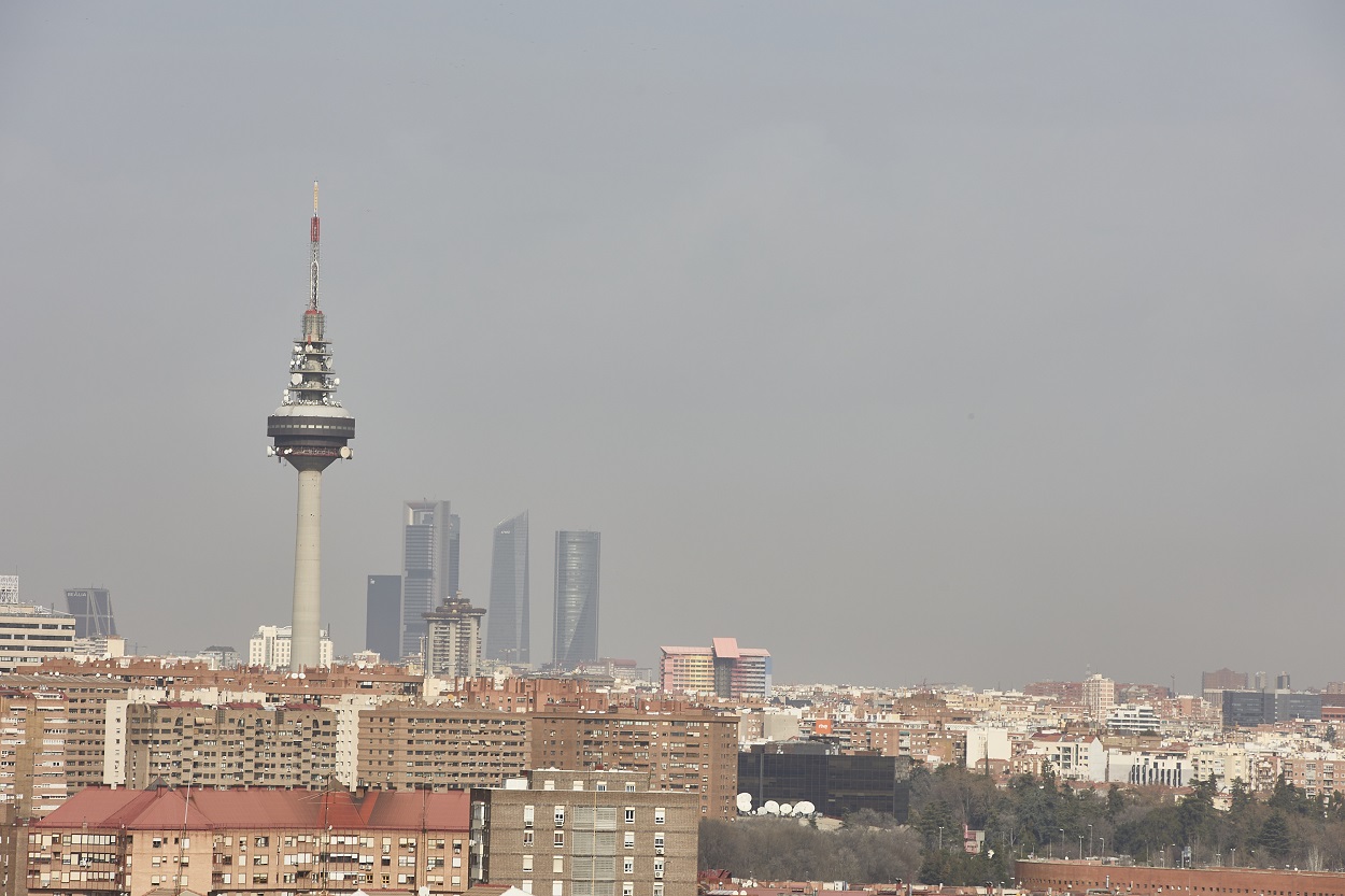 Imagen del edificio de Torrespaña, y las cuatro Torres con la boina de contaminación en Madrid, a 10 de febrero de 2022. EP.