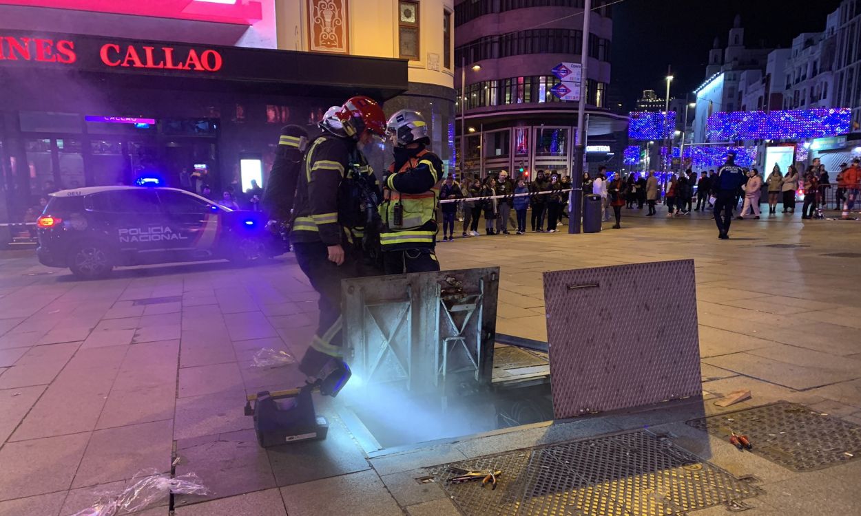 Bomberos de Madrid ventilan los conductos de ventilación de la Plaza de Callao por un incendio. Emergencias de Madrid.