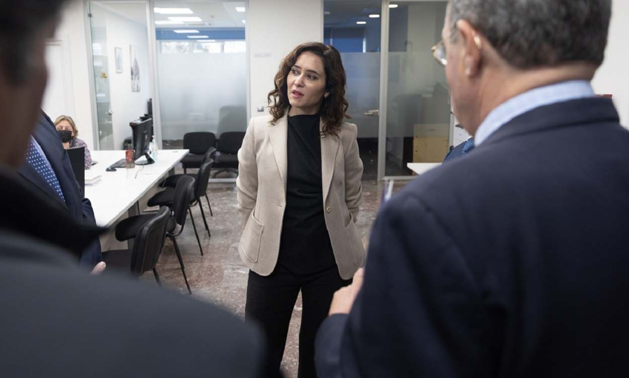 Isabel Díaz Ayuso, presidenta de la Comunidad de Madrid, visita la Asociación del Taxi. EP