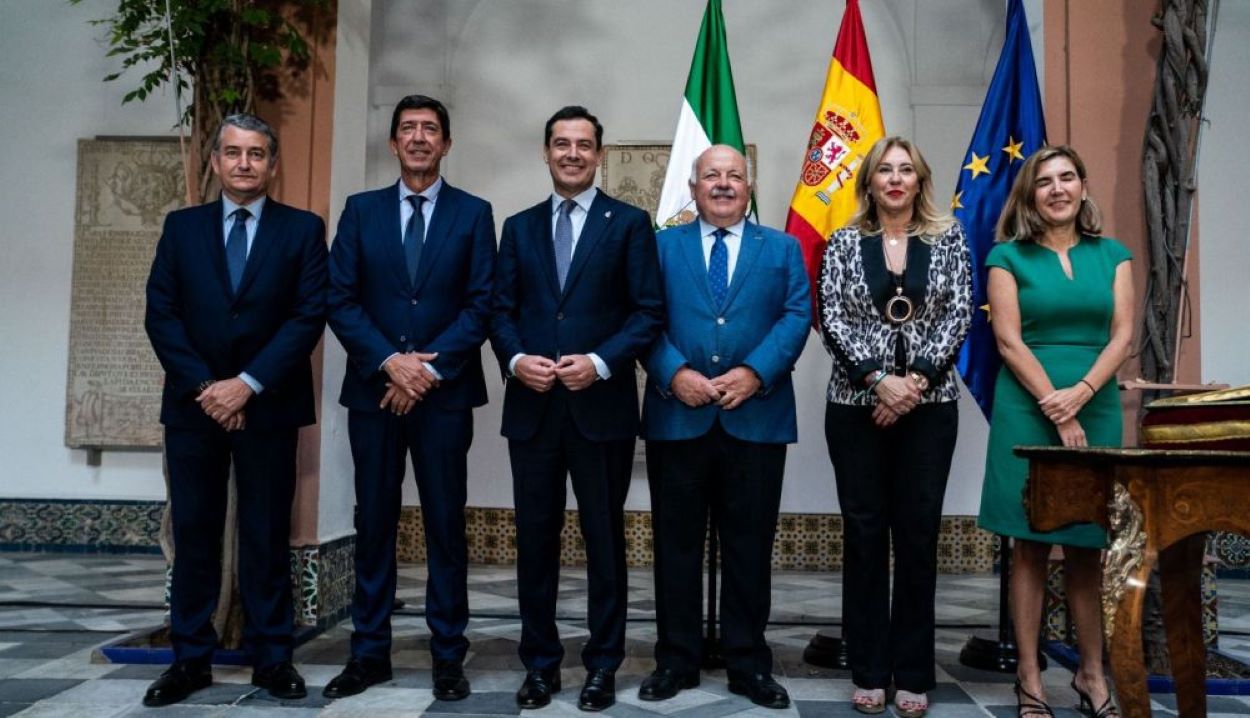 Juan Marín toma posesión como presidente del CES, acompañado de Juan Manuel Moreno y de otros altoscargos del PP.