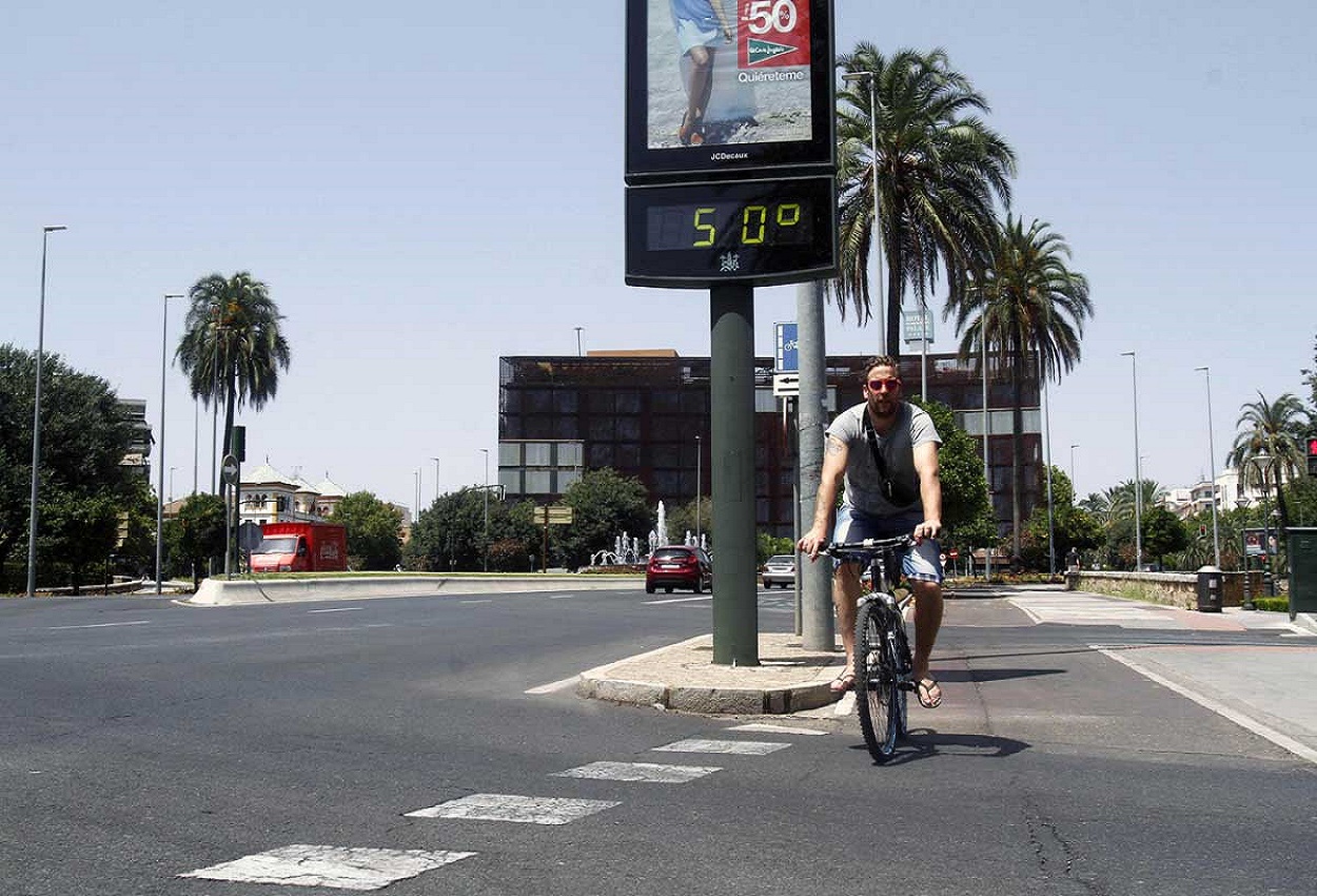 Un termómetro marca la temperatura durante una de las olas de calor del verano. EP