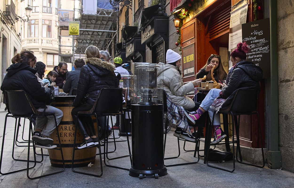 Un grupo de personas se reúne en una terraza de Madrid en época navideña. jpg