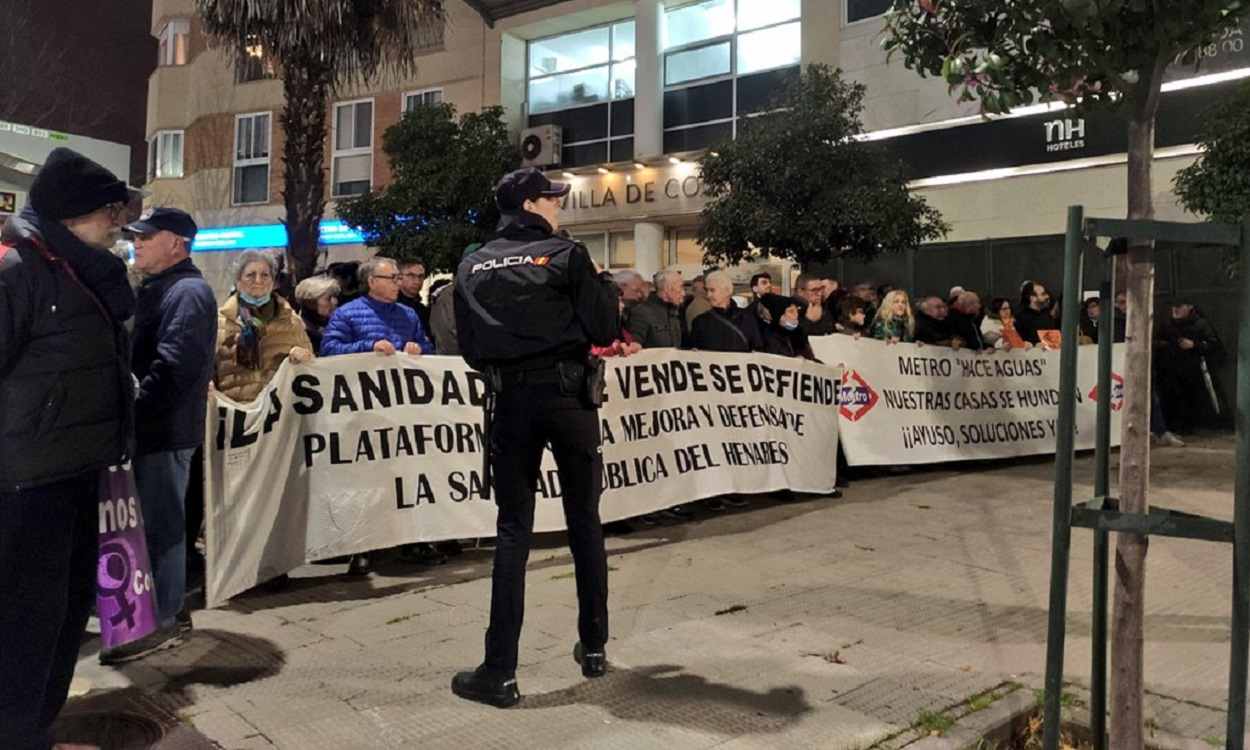 Ayuso es abucheada a la entrada de una cena del PP. Plataforma de afectados de Metro