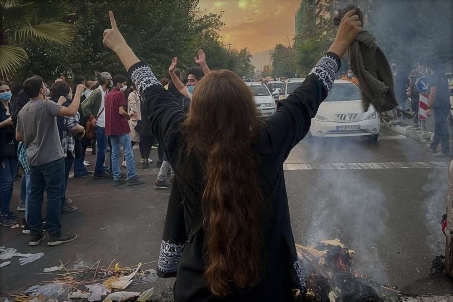 Una mujer iraní protesta en la calle por la muerte de Mahsa Amini