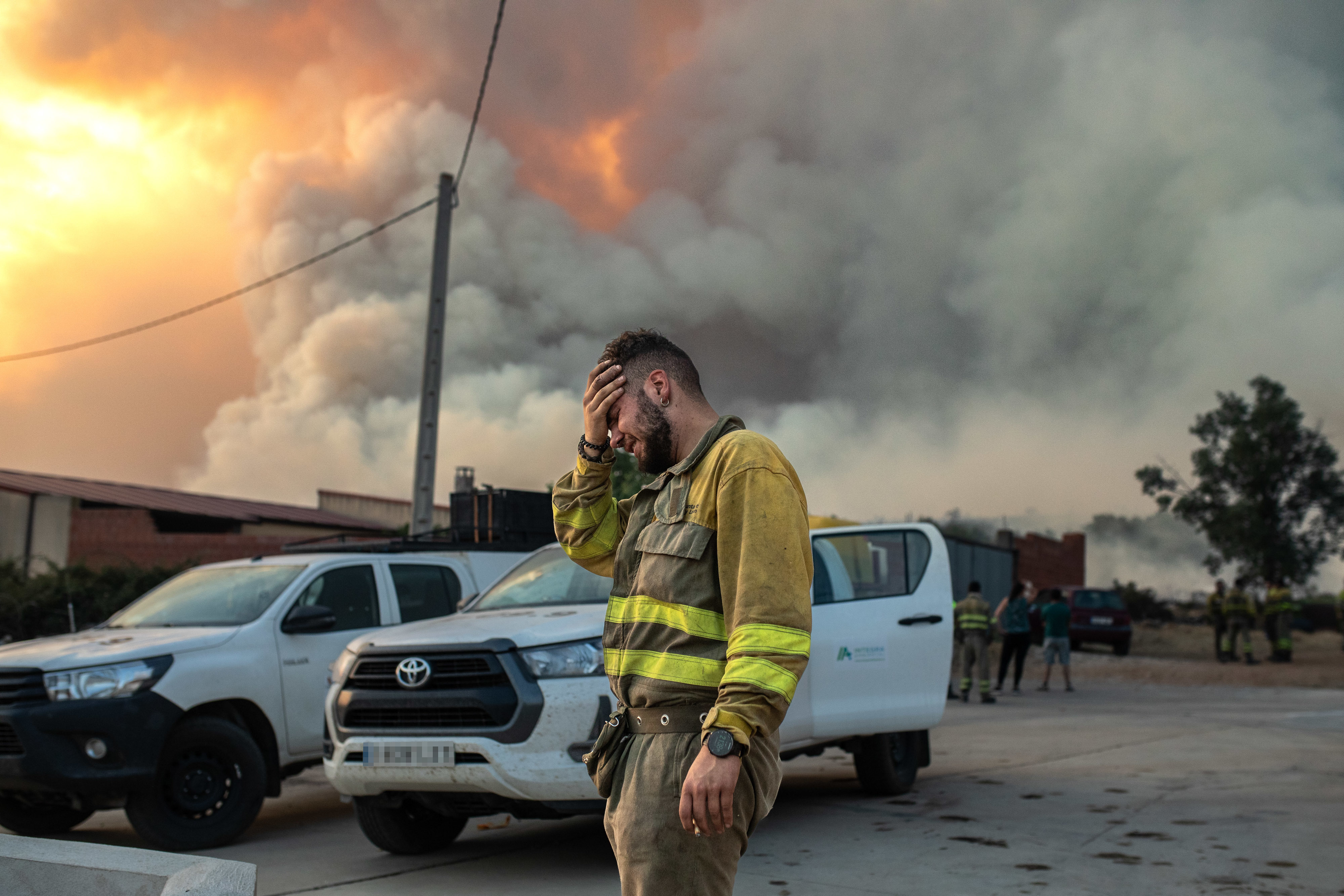 Un bombero llora en las inmediaciones del incendio de Losacio