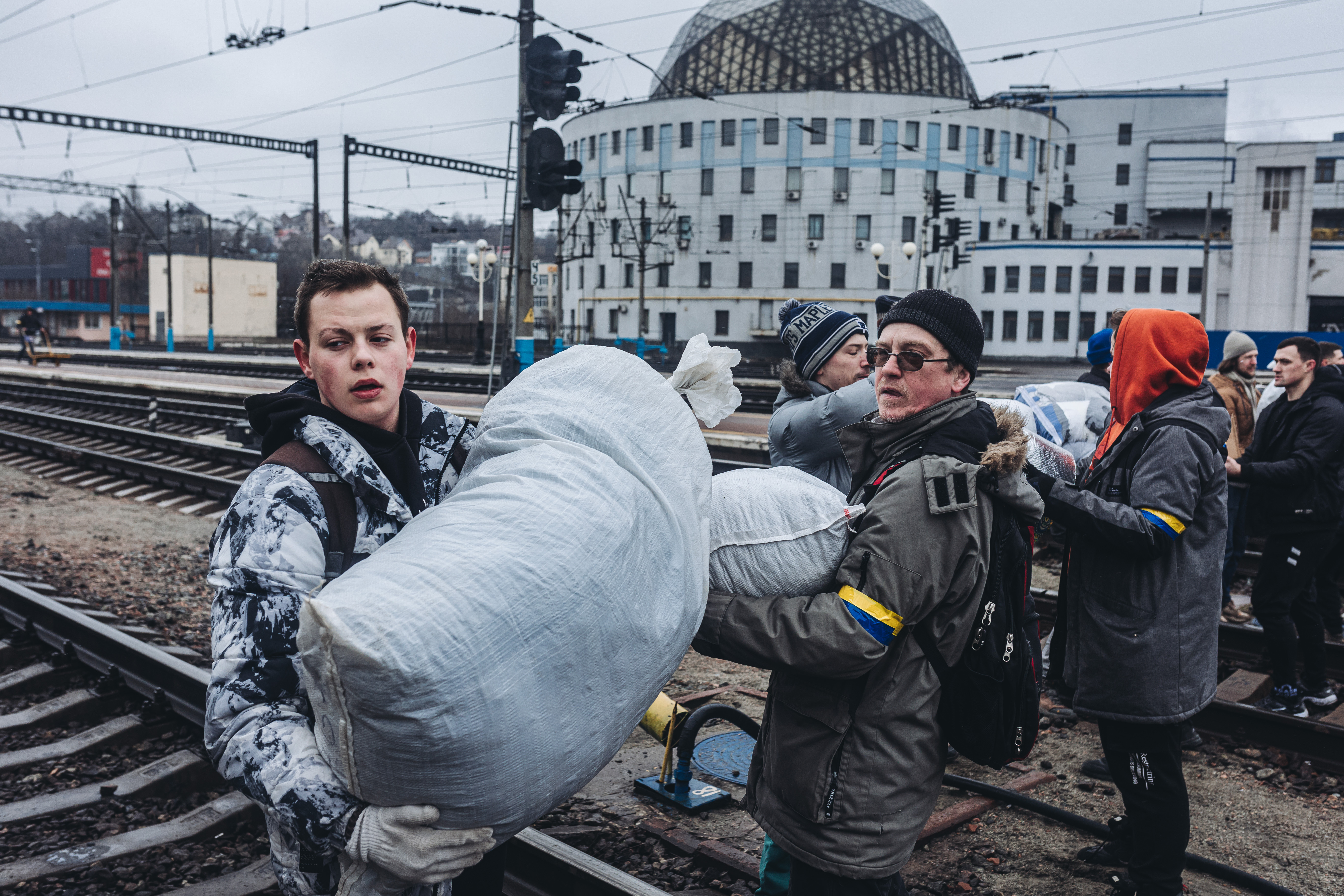 Varias personas cargan provisiones en Kiev (Ucrania)