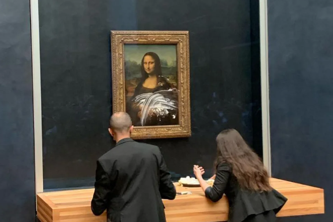 Activistas contra el cambio climático atacan el cuadro de la Mona Lisa en el Louvre lanzando una tarta