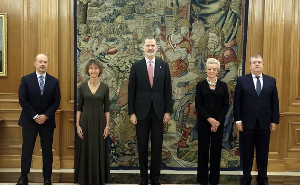 El rey Felipe VI junto a los nuevos magistrados del Tribunal Constitucional, Juan Carlos Campo, Laura Díez Bueso, María Luisa Segoviano y César Tolosa Tribiño. EP.