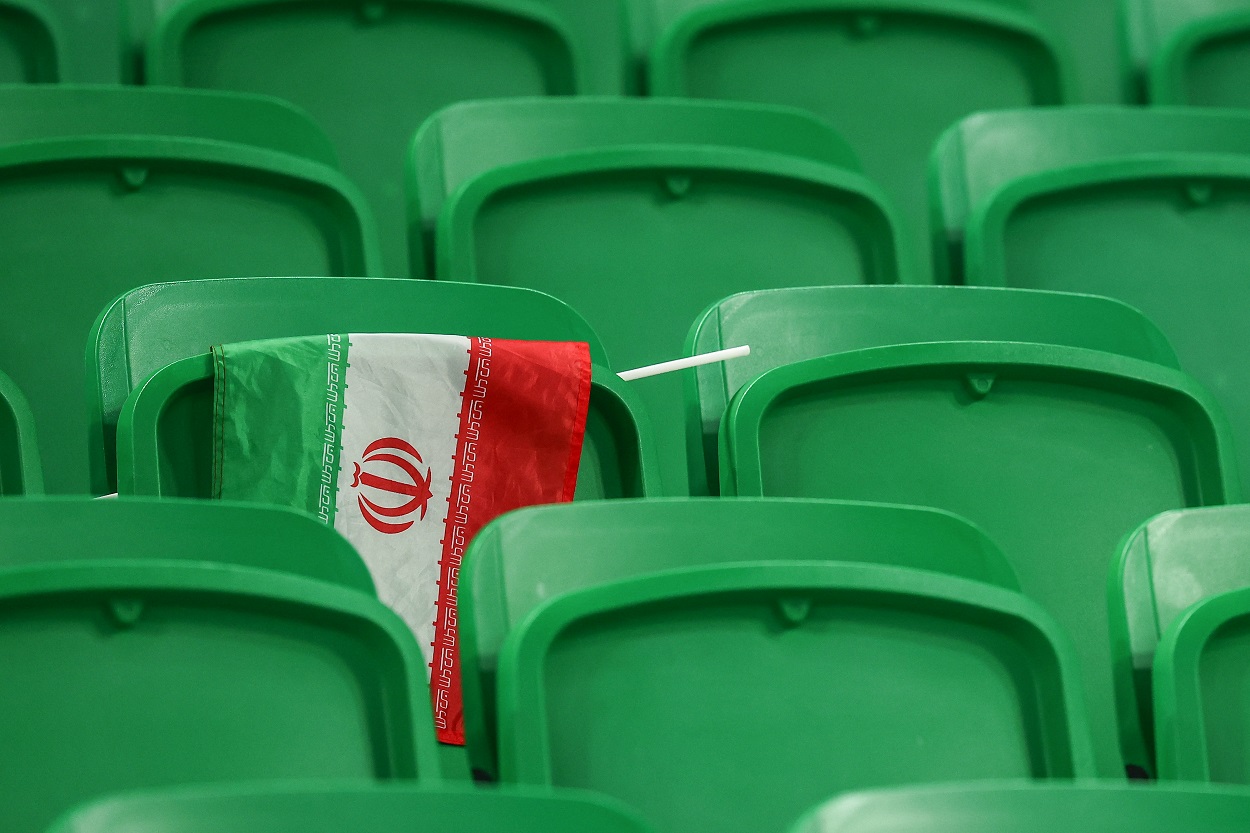 Imagen de archivo de una bandera de Irán durante el Mundial de Qatar. EP