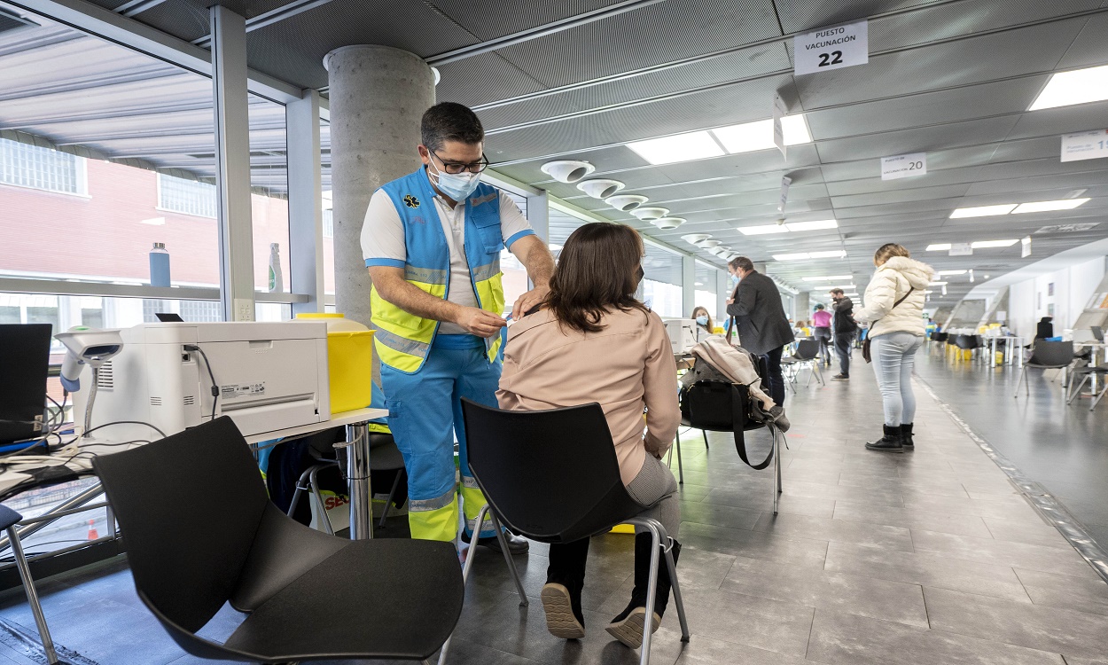 Una mujer recibe la vacuna contra el coronavirus en Madrid