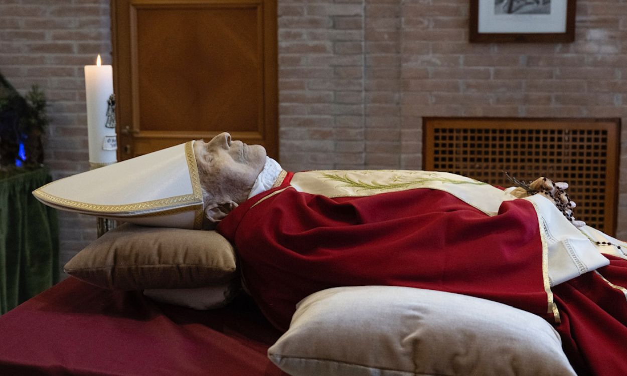 El cuerpo difunto del papa emérito Benedicto XVI