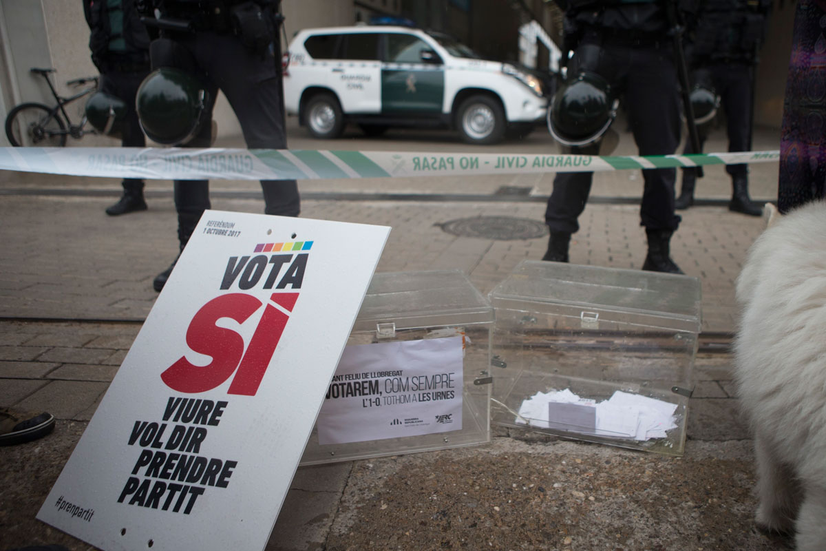 Agentes de la Guardia Civil en busca de material relacionado con el referéndum del 1 de octubre. 