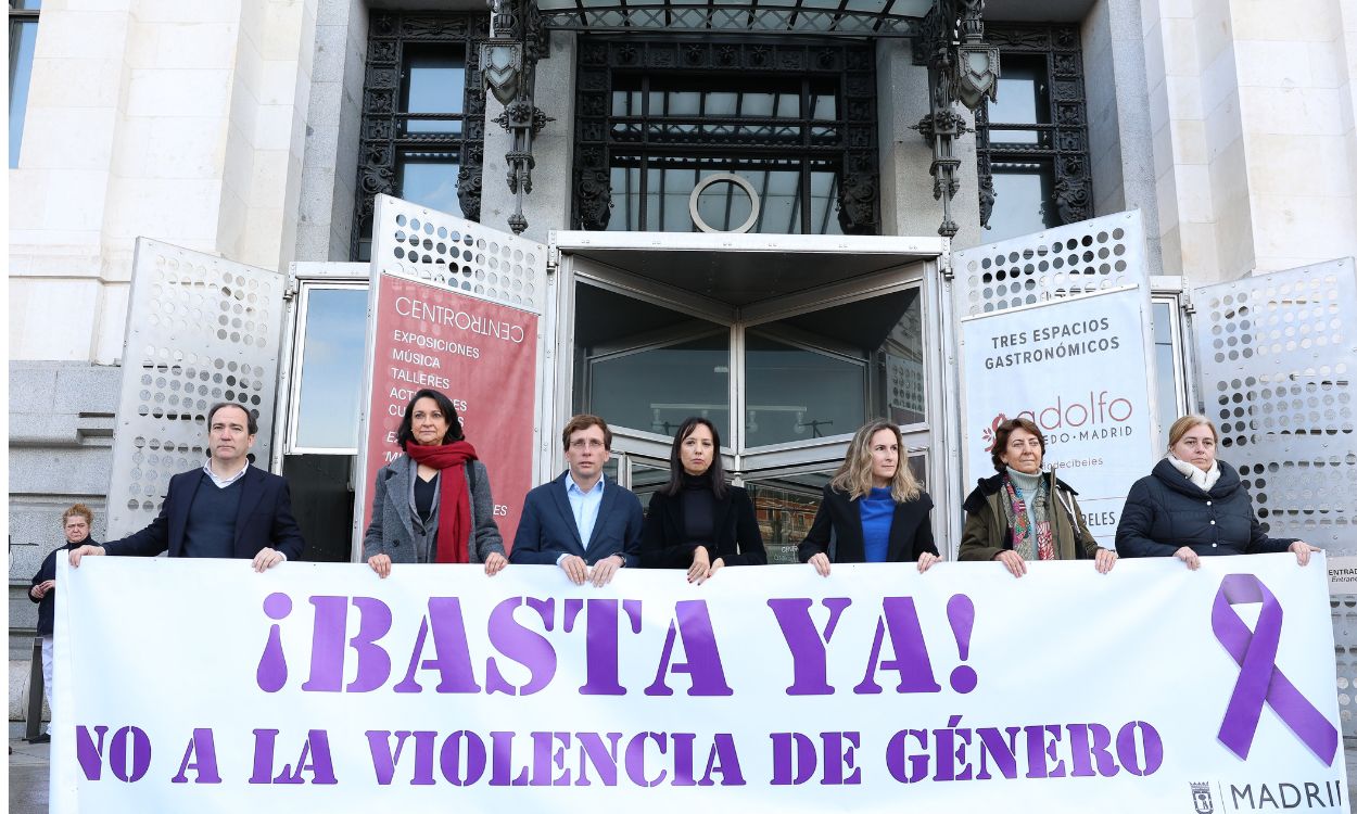 Minuto de silencio y pancarta contra la violencia machista en Cibeles. EP.