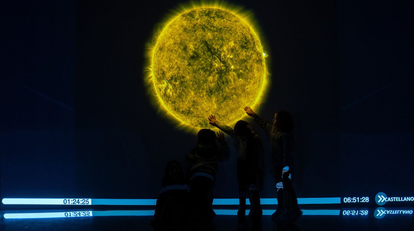 Visitante en la exposición El Sol. Viviendo con nuestra estrella en el Museo de la Ciencia CosmoCaixa