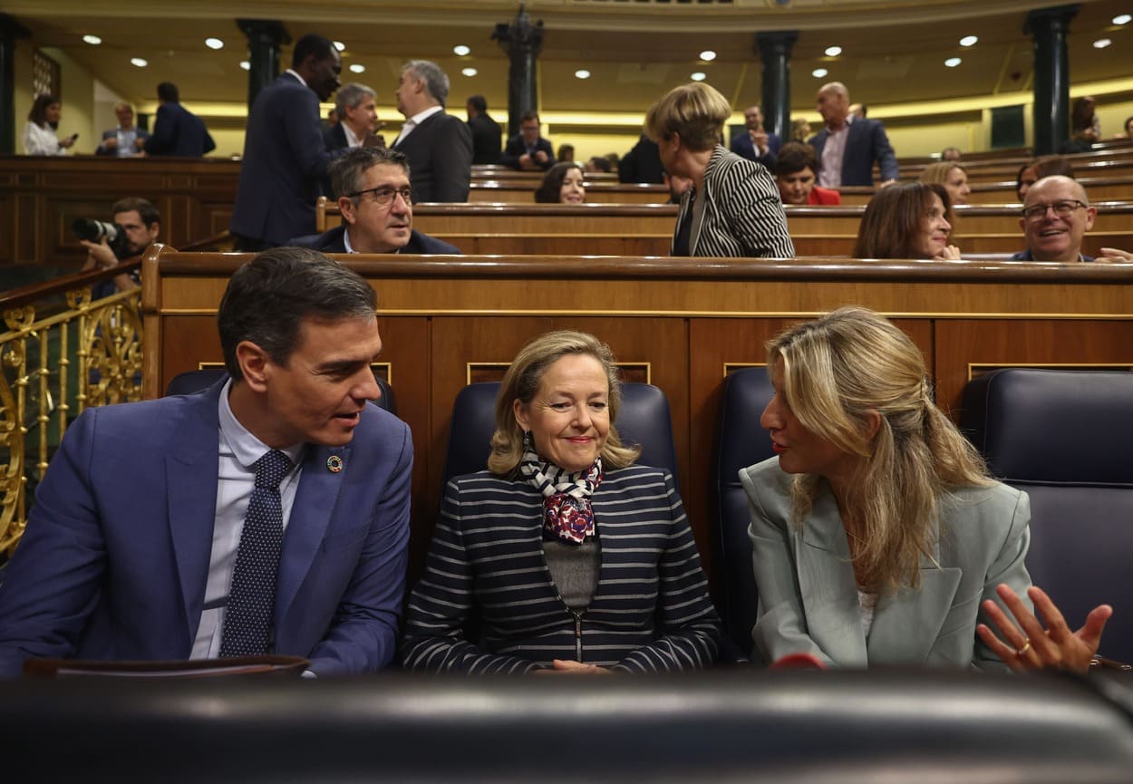 Pedro Sánchez, Nadia Calviño y Yolanda Díaz durante una sesión en el Congreso de los Diputados. EP