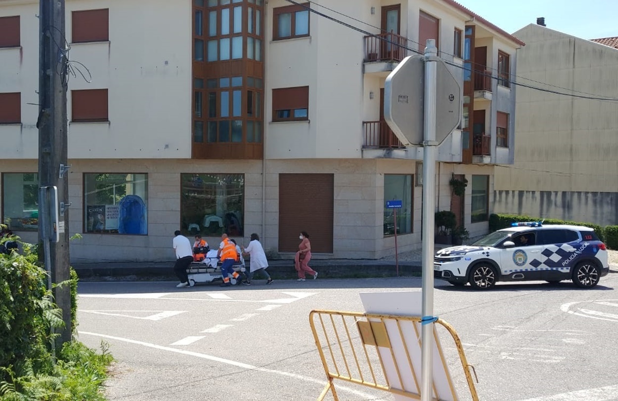 Los problemas con la sanidad gallega no cesan, en la imagen el traslado de un enfermo en camillas de O Rosal ante la falta de ambulancias en mayo pasado (Foto: Plat. Defensa Sanidade Pública Galicia).