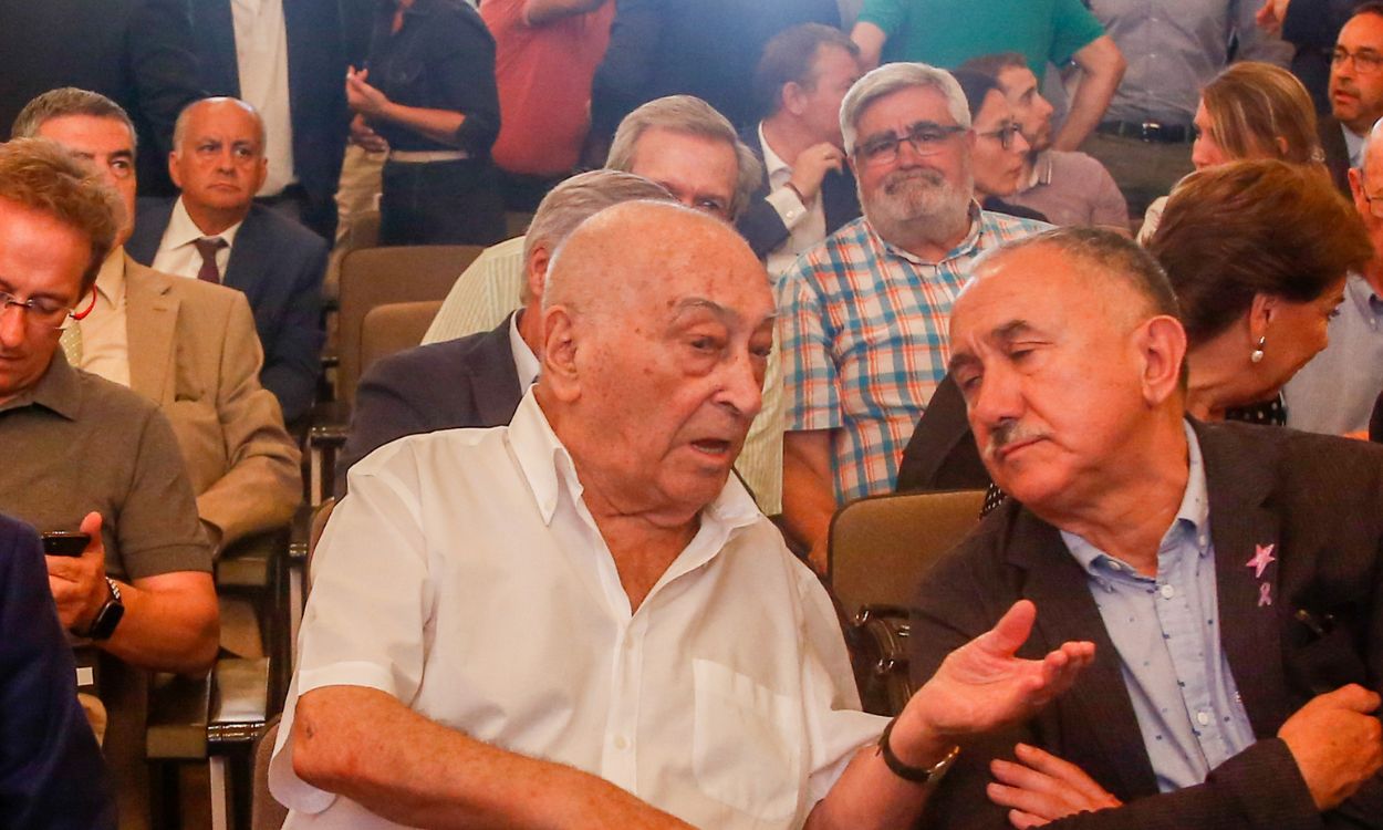 El histórico líder sindical de UGT Nicolás Redondo, junto al actual secretario general, Pepe Álvarez