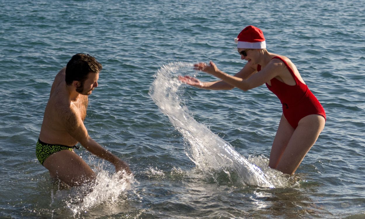 Personas bañándose en la playa de Barcelona a 25 de diciembre de 2022