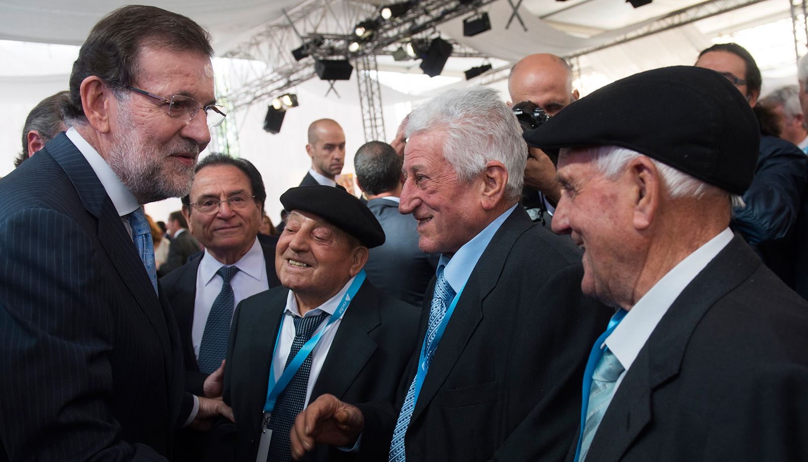 Mariano Rajoy saludando a ferroviarios jubilados - Flickr Moncloa