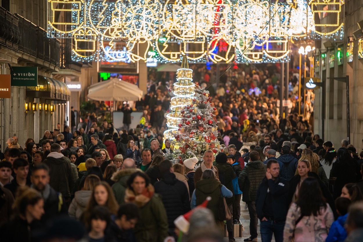 Imagen del gentío en la calle del Príncipe de Vigo durante estas navidades (Foto: Europa Press).