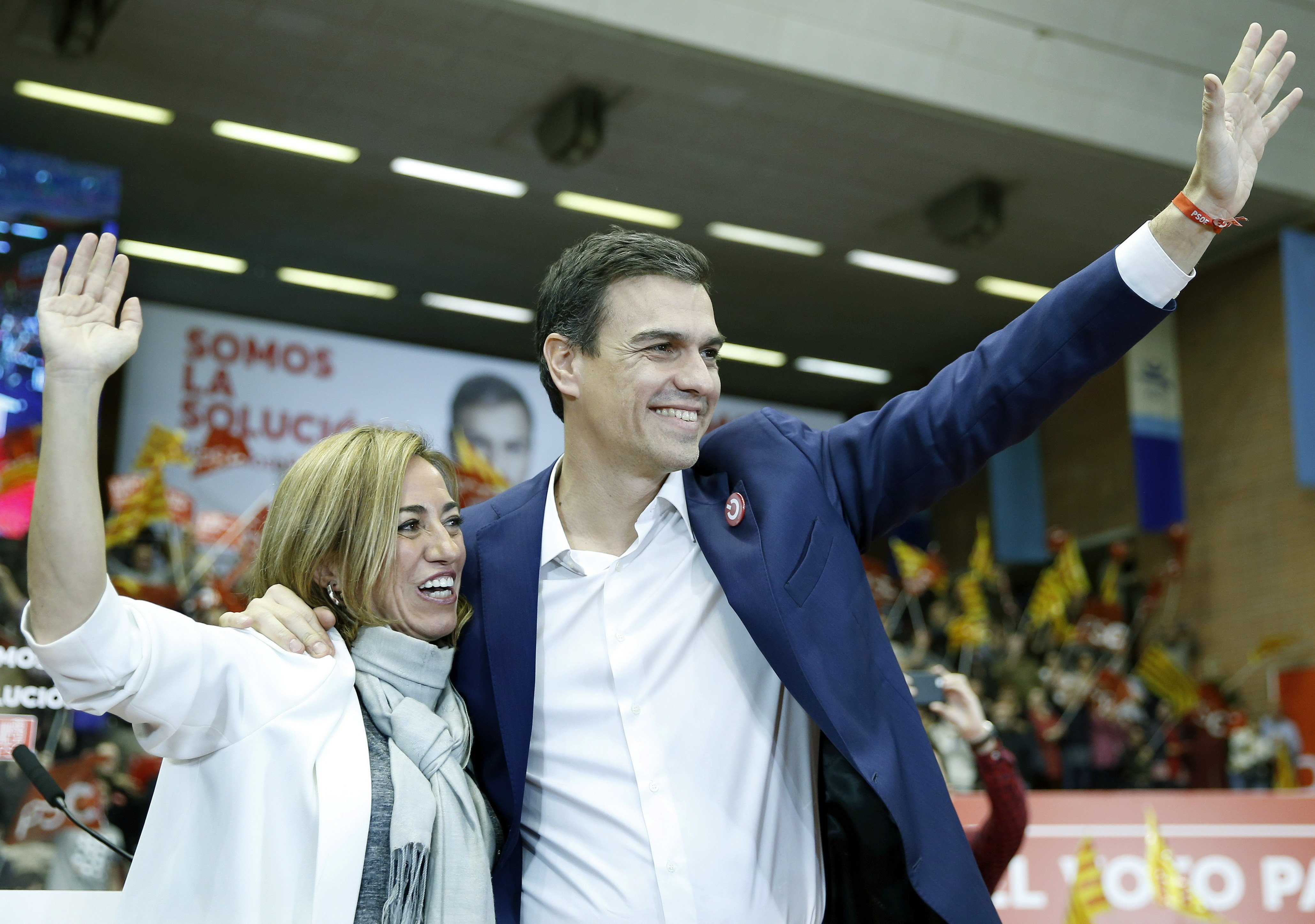El candidato del PSOE, Pedro Sánchez, en el mitín de cierre de campaña en Cataluña junto a Carma Chacón
