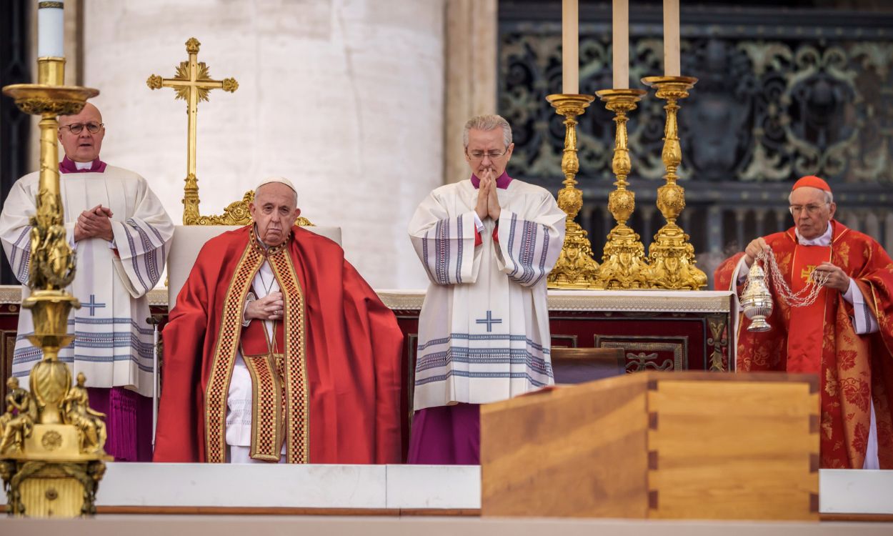 El Papa Francisco, frente al féretro de Benedicto XVI en su funeral