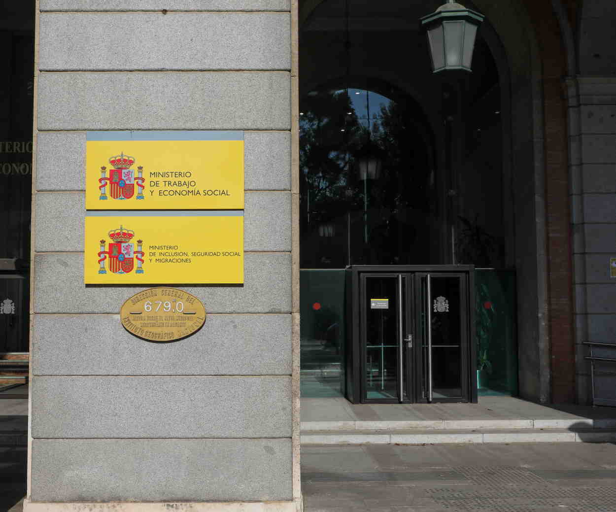 Placas del Ministerio de Inclusión, Seguridad Social y Migraciones y del Ministerio de Trabajo y Economía Social. EP